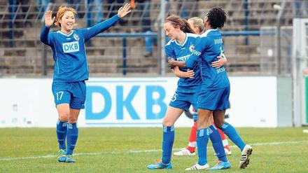 Lass uns feiern. Beim klaren 12:0 gegen Sindelfingen freuten sich die Turbine-Spielerinnen (hier v.l. Asano Nagasato, Lisa Evans und Genoveva Anonma) auch beim zwölften Tor noch über jeden Treffer. Anonma konnte sich zum ersten Mal gleich sechsmal in die Torschützenliste eintragen.