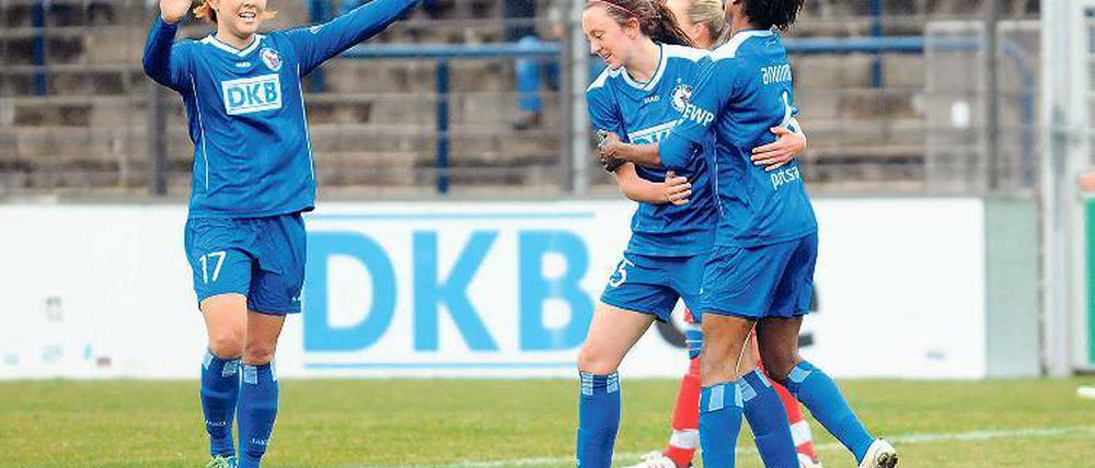 Lass uns feiern. Beim klaren 12:0 gegen Sindelfingen freuten sich die Turbine-Spielerinnen (hier v.l. Asano Nagasato, Lisa Evans und Genoveva Anonma) auch beim zwölften Tor noch über jeden Treffer. Anonma konnte sich zum ersten Mal gleich sechsmal in die Torschützenliste eintragen.