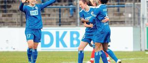 Lass uns feiern. Beim klaren 12:0 gegen Sindelfingen freuten sich die Turbine-Spielerinnen (hier v.l. Asano Nagasato, Lisa Evans und Genoveva Anonma) auch beim zwölften Tor noch über jeden Treffer. Anonma konnte sich zum ersten Mal gleich sechsmal in die Torschützenliste eintragen.
