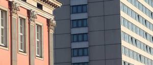 Alt und neu. Das Stadtschloss macht auf barock, ist aber brandneu. Das Mercure direkt daneben stammt von 1969. Manchen ist es ein Dorn im Auge. Wie vielen, könnte bald klar sein.