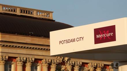 Für manche kein Traumpaar: Das Mercure und das Potsdamer Stadtschloss.