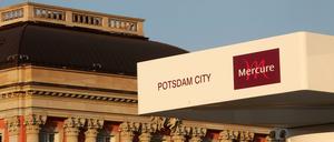 Für manche kein Traumpaar: Das Mercure und das Potsdamer Stadtschloss.