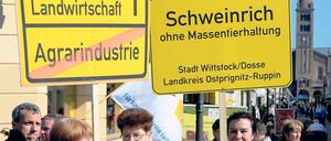 Kampagnenstart. Mitglieder des Aktionsbündnisses starteten am Freitag in Potsdam die Unterschriftensammlung zur Volksinitiative gegen Massentierhaltung. Binnen eines Jahres müssen mehr als 20 000 Unterstützer zusammenkommen.