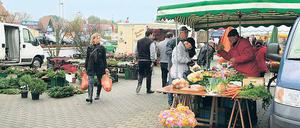 Kaum was los. Zu besseren Zeiten gab es fünfzig Händler auf Werders Frischemarkt, heute sind es samstags dreißig, sonntags nur fünf.