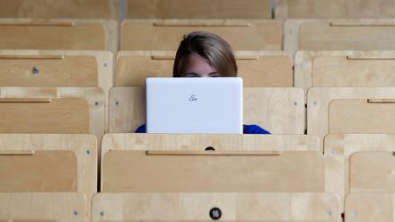 Er machte offenbar falsche Angaben über den Lernstoff zur Klausur - sie vergriff sich dann im Ton. Der Streit zwischen einer Potsdamer Studentin und ihrem Jura-Professor scheint jetzt aber beigelegt zu sein.