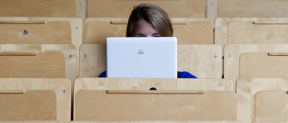 Er machte offenbar falsche Angaben über den Lernstoff zur Klausur - sie vergriff sich dann im Ton. Der Streit zwischen einer Potsdamer Studentin und ihrem Jura-Professor scheint jetzt aber beigelegt zu sein.