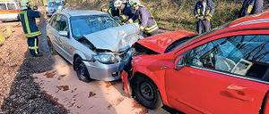 Frontalcrash. Ein Mann wurde schwer, eine Frau leicht verletzt.