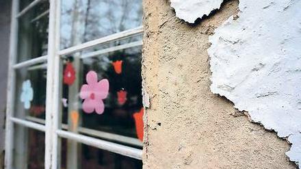 Der Lack ist ab. Auch im Inneren wirkt die Förderschule „Am Schleusenweg“ alles andere als modern. Im November war dort ein Deckenteil heruntergekracht.