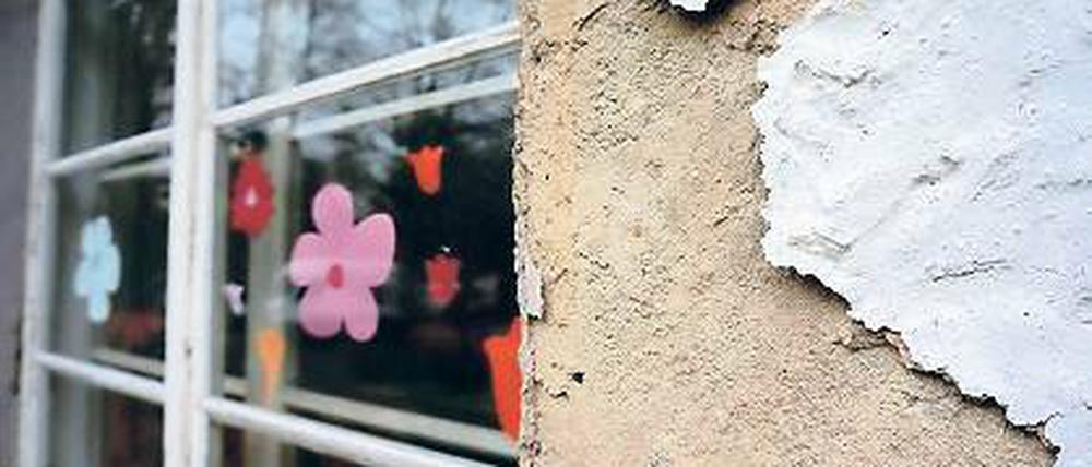 Der Lack ist ab. Auch im Inneren wirkt die Förderschule „Am Schleusenweg“ alles andere als modern. Im November war dort ein Deckenteil heruntergekracht.