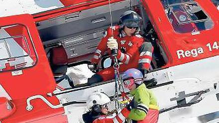 Rettung aus der Luft. Maria Höfl-Riesch wird ins Krankenhaus geflogen.