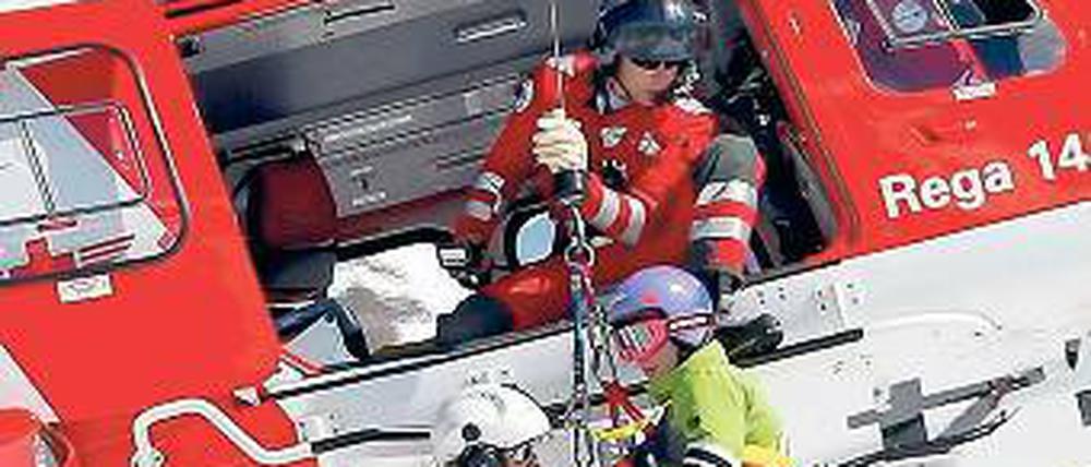 Rettung aus der Luft. Maria Höfl-Riesch wird ins Krankenhaus geflogen.
