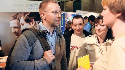 Wo gehts zur Karriereleiter? Marcel Mainka (l.) und Marco Liesecke (M.) suchen nach Jobs mit Perspektive.
