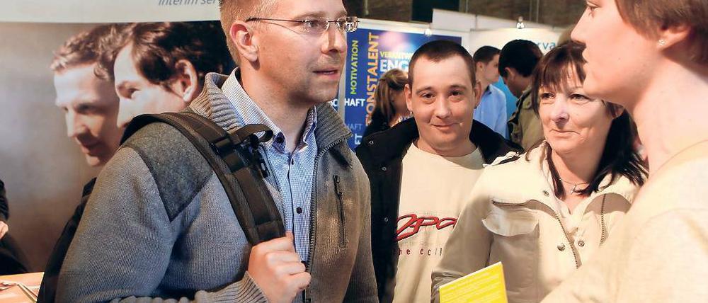 Wo gehts zur Karriereleiter? Marcel Mainka (l.) und Marco Liesecke (M.) suchen nach Jobs mit Perspektive.