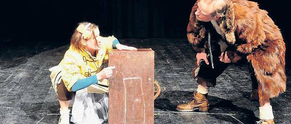 Ja, wo sind denn nun die Räuber? Kristina Feix und Christian-Otto Hille (r.) auf der Bühne im T-Werk.