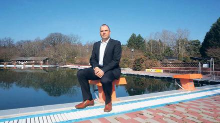 Startklar. „Wir würden mit einem früheren Start Mehreinnahmen generieren“, sagt Markus Schmidt, Geschäftsführer des Freibad Kiebitzberge in Kleinmachnow.