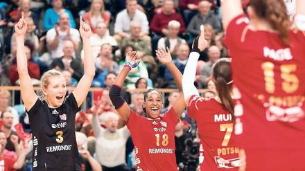 Viel zu jubeln hatten die Potsdamer Volleyballerinnen, darunter Libera Lisa Rühl (l.) und Top-Angreiferin Jessica Riveiro, in dieser Saison. Sogar Platz sechs ist noch zu toppen – mit einem Sieg in Aachen.