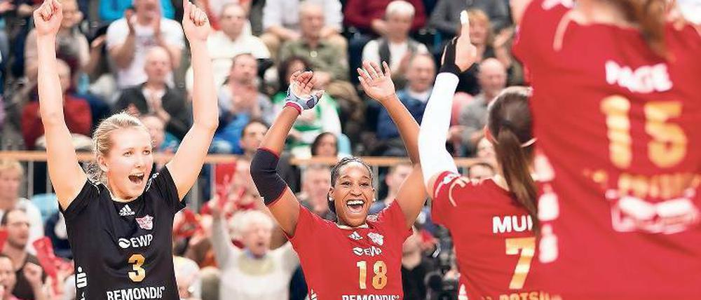 Viel zu jubeln hatten die Potsdamer Volleyballerinnen, darunter Libera Lisa Rühl (l.) und Top-Angreiferin Jessica Riveiro, in dieser Saison. Sogar Platz sechs ist noch zu toppen – mit einem Sieg in Aachen.