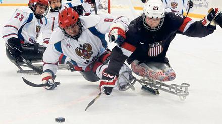 Unter Feinden. Die Sledgehockey-Spieler aus Russland und den USA lieferten sich beim abschließenden Vorrundenspiel in Sotschi phasenweise ein überhartes Duell.