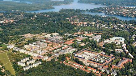Schulstandort gesucht: Neben der neuen Grundschule im Bornstedter Feld – im Bild in der Mitte an der Pappelallee gelegen – möchte die Stadtverwaltung Container für bis zu 250 Schüler stellen. Elternvertreter kritisieren diesen Plan: Sie fürchten, die Grundschule könnte dann restlos überfüllt sein, die Qualität des Unterrichts leiden.