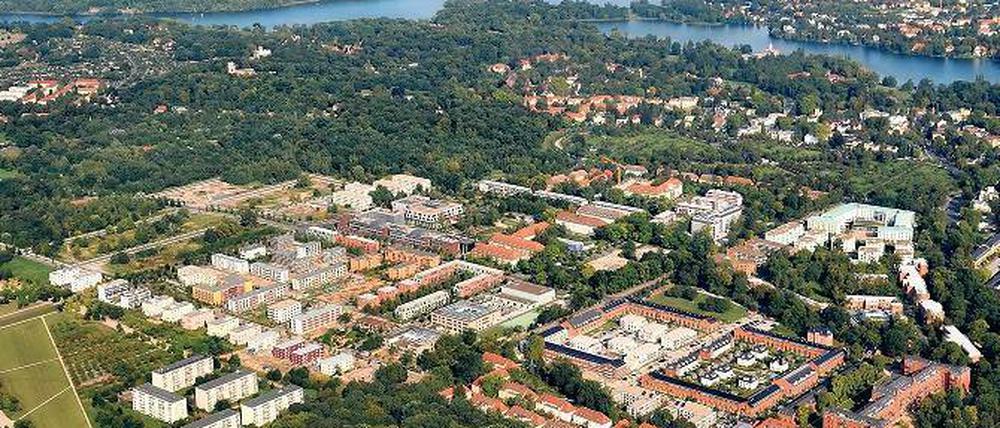 Schulstandort gesucht: Neben der neuen Grundschule im Bornstedter Feld – im Bild in der Mitte an der Pappelallee gelegen – möchte die Stadtverwaltung Container für bis zu 250 Schüler stellen. Elternvertreter kritisieren diesen Plan: Sie fürchten, die Grundschule könnte dann restlos überfüllt sein, die Qualität des Unterrichts leiden.