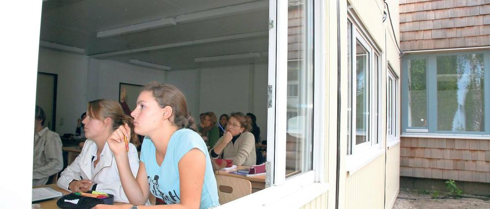 Aushilfe. Wie an dieser Schule in Berlin-Dahlem, sollen auch in Potsdam übergangsweise Container aufgestellt werden.