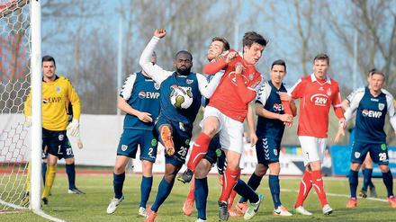 In der Abwehr sicher stehen und Tore verhindern, lautet die neue Maxime beim Regionaligisten Babelsberg 03. In Zwickau reichte dies zum Punktgewinn, beim heutigen Heimspiel gegen den Berliner AK erwartet die Zuschauer ein ähnliches Spiel.
