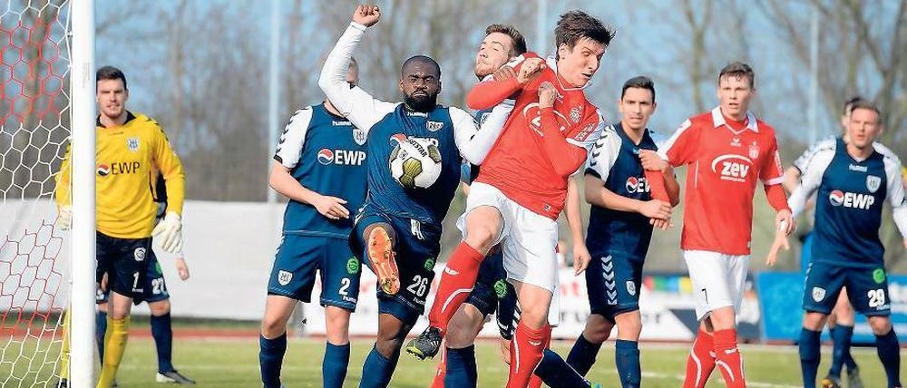In der Abwehr sicher stehen und Tore verhindern, lautet die neue Maxime beim Regionaligisten Babelsberg 03. In Zwickau reichte dies zum Punktgewinn, beim heutigen Heimspiel gegen den Berliner AK erwartet die Zuschauer ein ähnliches Spiel.