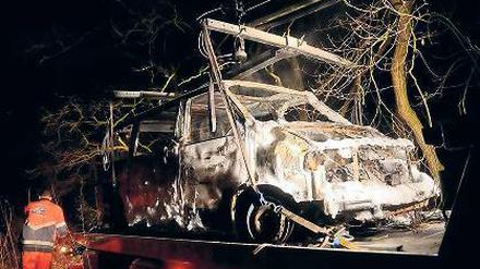 Angezündet. Der ausgebrannte VW-Bus in Marquardt.
