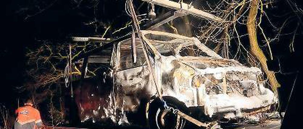 Angezündet. Der ausgebrannte VW-Bus in Marquardt.