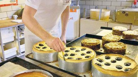 Frisch gebacken. Bäcker Neuendorff wird mit einer hochgebackenen Erdbeer-Papaya-Käsetorte zum Wettbewerb antreten, gut zu erkennen am roten Kringel.