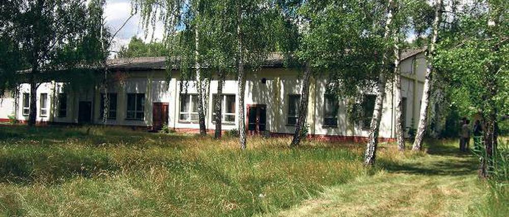 Verwildert. In dem ehemaligen Erntehelferlager sollten 100 bezahlbare Gästebetten entstehen, die Eröffnung war für 2010 geplant.