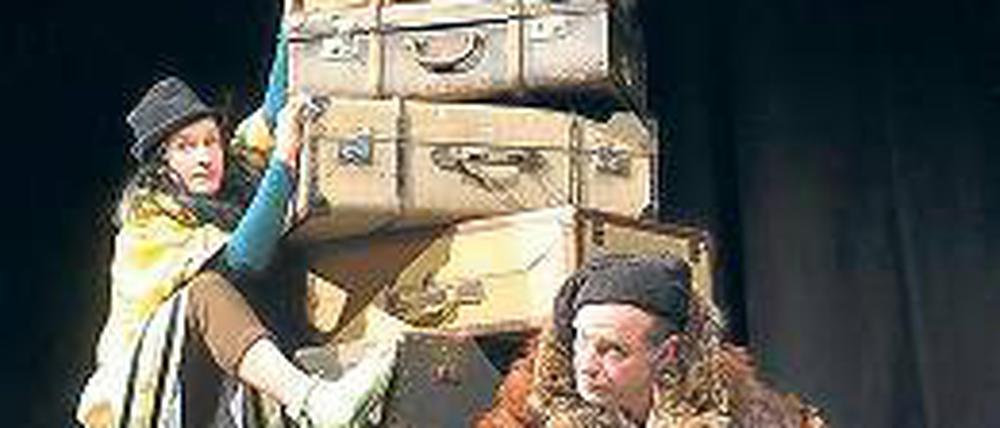 In Kofferlandschaften. Kristina Feix (l.) und Christian-Otto Hille.