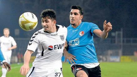 Seine starke Leistung im zweiten Spiel für den SV Babelsberg 03 in der Regionalliga hat sich Enes Uzun (li.) - hier im Zweikampf mit Ugurtan Cepni vom Berliner AK - mit seinem Tor zur 1:0-Führung belohnt.