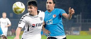 Seine starke Leistung im zweiten Spiel für den SV Babelsberg 03 in der Regionalliga hat sich Enes Uzun (li.) - hier im Zweikampf mit Ugurtan Cepni vom Berliner AK - mit seinem Tor zur 1:0-Führung belohnt.