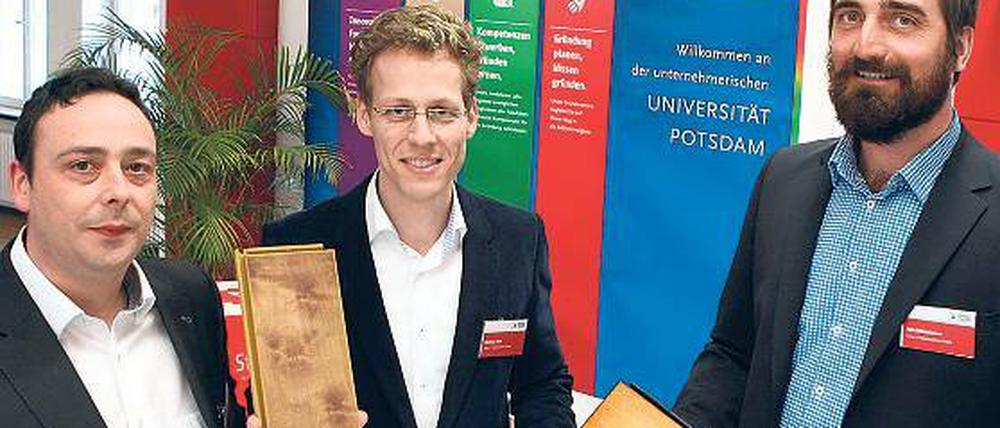 Auf Holz gesetzt. Manuel Mannheim, Matthias Kühn und Felix Hüllenkremer (v.l.n.r.) vom Startup „hüma“.