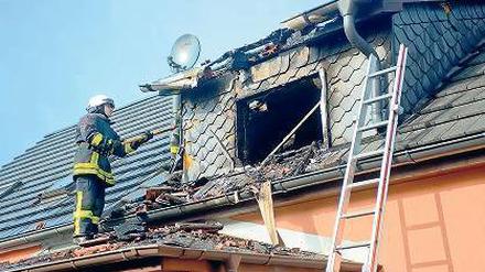 Abgebrannt. Dachstuhl sowie erster Stock des Hauses standen in Flammen.