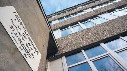 Im Umbau. Auf jeder Etage des Plattenbaus wird es eine Gemeinschaftsküche, einen Aufenthalts- und Waschräume geben.