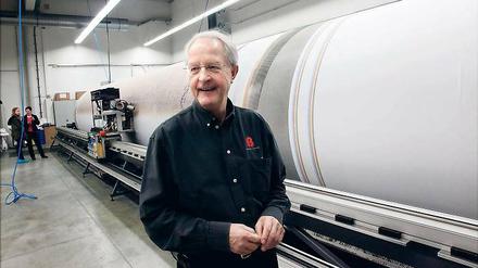 Traumfabrik. Firmengründer Werner Schäfer vor dem Spezialdrucker „Infinitus“, auf dem zwölf Meter breite Bühnenbilder für den Film und für Opern entstehen.
