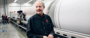 Traumfabrik. Firmengründer Werner Schäfer vor dem Spezialdrucker „Infinitus“, auf dem zwölf Meter breite Bühnenbilder für den Film und für Opern entstehen.