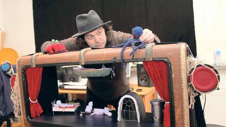 Spannende Kiste. Beim „teatro sonido“ ist Jan Barahona Muñoz der Mann für alles: Schauspieler und Autor, Dramaturg, Tontechniker, Requisiteur. Auf dem Spielplan seines Koffertheaters stehen Krimis für große und kleine Leute – ohne Worte, aber dafür mit einer ausgefeilten Geräuschkulisse.