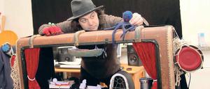 Spannende Kiste. Beim „teatro sonido“ ist Jan Barahona Muñoz der Mann für alles: Schauspieler und Autor, Dramaturg, Tontechniker, Requisiteur. Auf dem Spielplan seines Koffertheaters stehen Krimis für große und kleine Leute – ohne Worte, aber dafür mit einer ausgefeilten Geräuschkulisse.