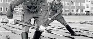 Vorbereitung für die Parade. Russische Soldaten vor ihrem Abzug.