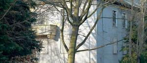 Begehrte Ruinen. Die Stadt will die alten Kasernen-Gebäude denkmalgerecht sanieren und neue Häuser bauen lassen. Doch offenbar haben das auch andere vor, wie etwa die Pantera AG. Doch die Kölner Firma lässt sich dazu nicht befragen – die einzig angegebene Telefonnummer klingelt durch, Mails werden nicht beantwortet.