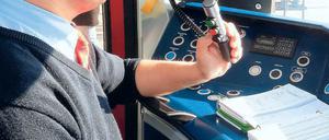 Live-Übertragung. Die Kamerabilder vom Bahnsteig werden in den Führerstand der S-Bahn übertragen.