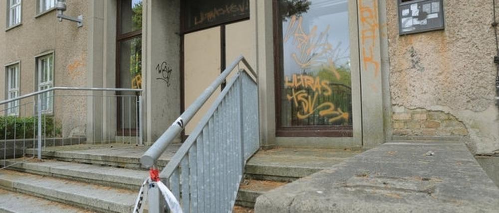 Der Brandanschlag von Premnitz: Unbekannte hatten Feuer im Eingangsbereich des Gebäudes gelegt, das zu einer Sammelunterkunft für 90 Asylbewerber ausgebaut werden soll.