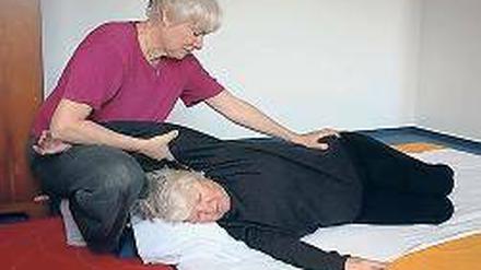 Sanft gedehnt. Beim Shiatsu wird nicht fest gedrückt und gezogen.