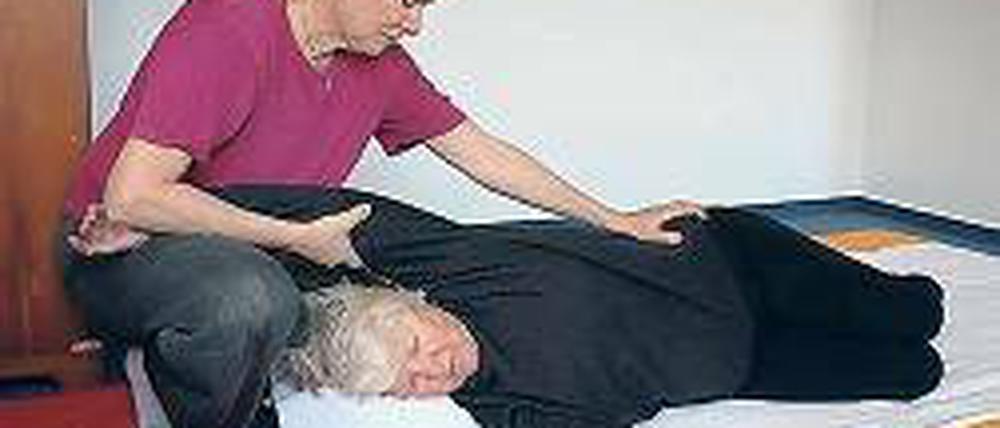 Sanft gedehnt. Beim Shiatsu wird nicht fest gedrückt und gezogen.