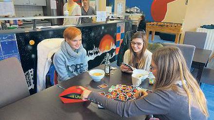 Vor der Schicht. Auch Jeany, Jana und Mary-Ann schmeißen das Geschäft.