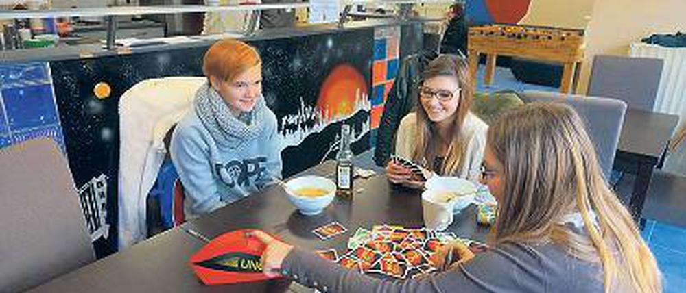 Vor der Schicht. Auch Jeany, Jana und Mary-Ann schmeißen das Geschäft.