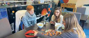 Vor der Schicht. Auch Jeany, Jana und Mary-Ann schmeißen das Geschäft.